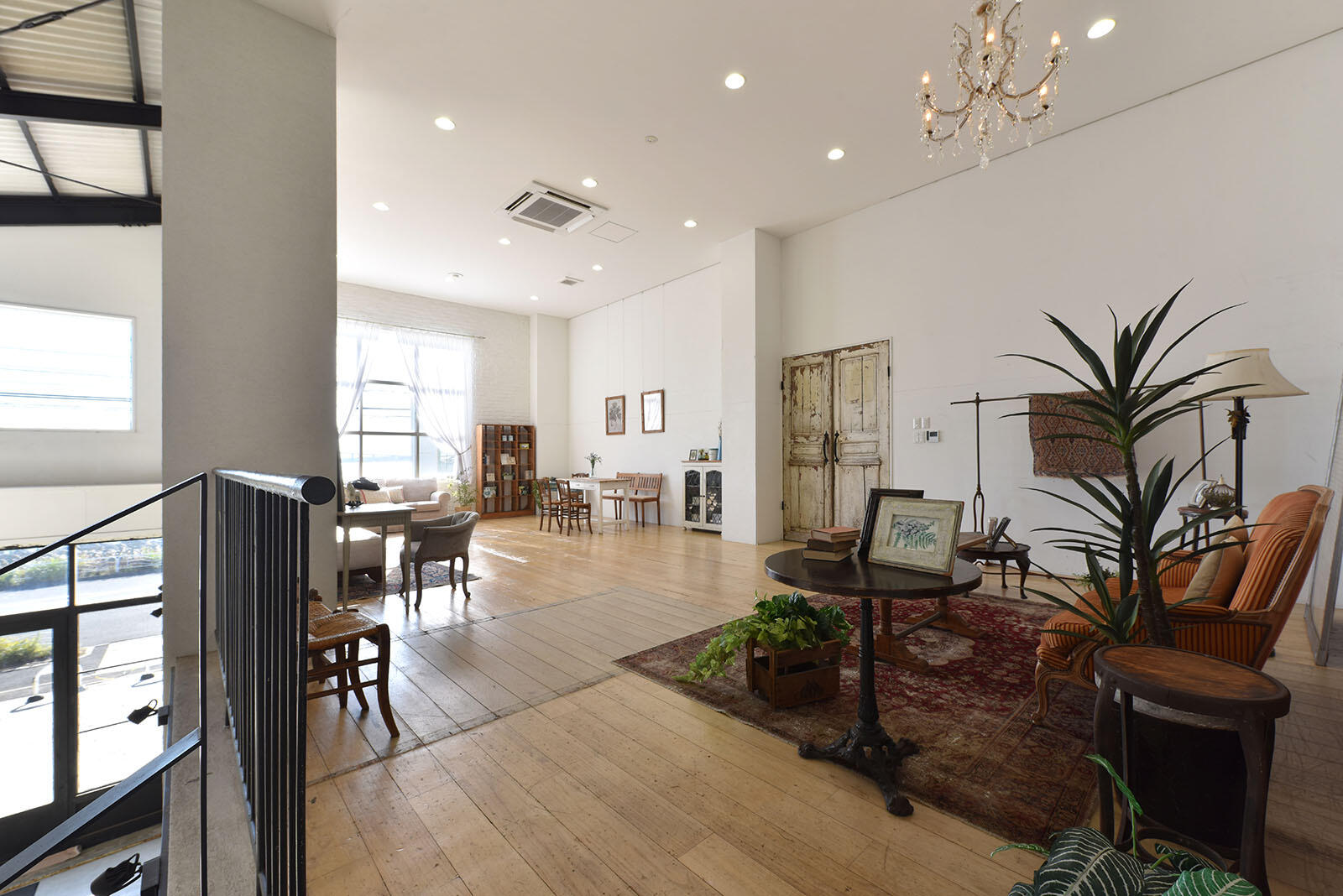 ホール　36畳　・シャンデリアは上下可動式です